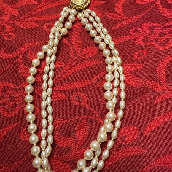 Elegant Pearl Necklace with Gold Accents - Picture 6 of 6
